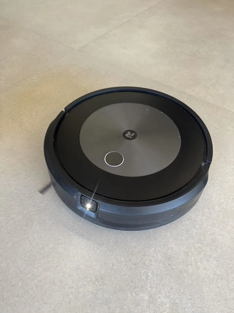 iRobot Roomba w trakcie automatycznego sprzątania - uruchomiony przez Loxone po wyjściu domowników