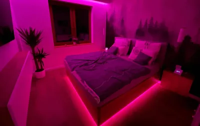 Sypialnia z oświetleniem RGBW i panelami Night Touch przy łóżku