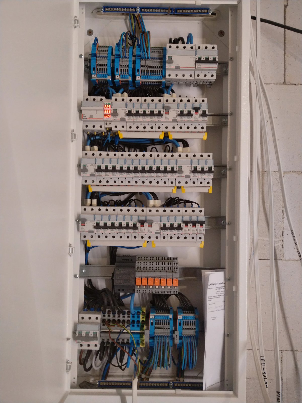 Trasy kablowe i puszki instalacji elektrycznej w domu przed tynkowaniem