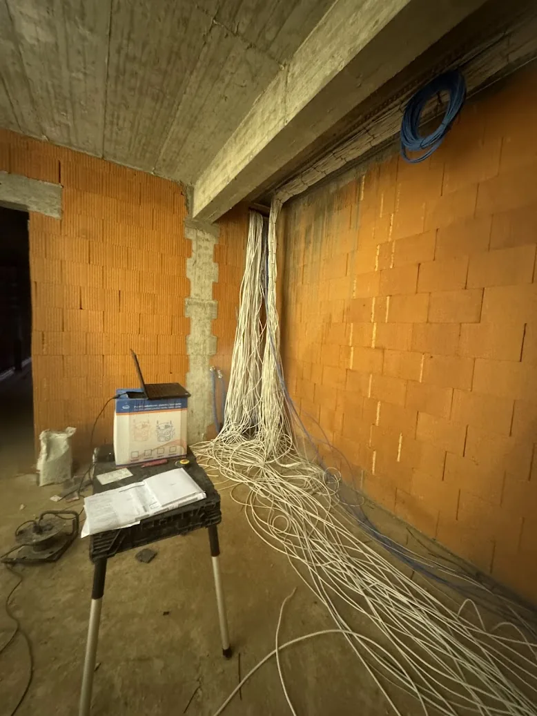 Nowoczesna instalacja elektryczna w apartamencie w Warszawie