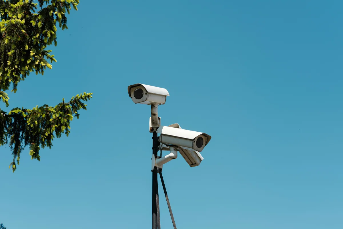 Monitoring CCTV Warszawa - kamery IP przy nowoczesnym domu
