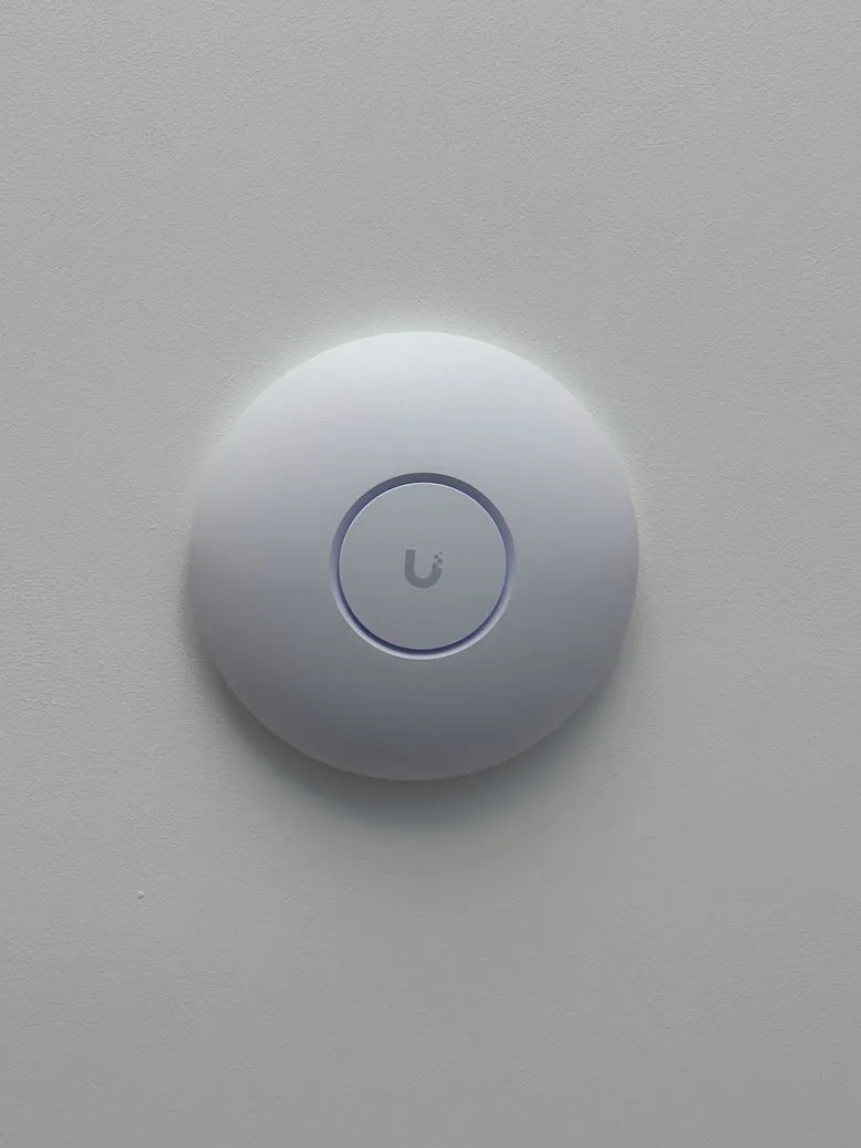 Instalacja sieci internetowej Warszawa - access point WiFi 6 w domu